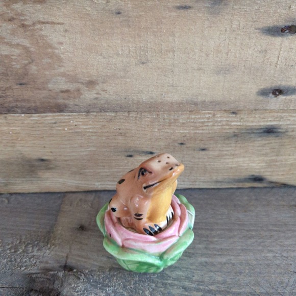Vintage Handpainted Ceramic Frog on a Lily Pad Salt & Pepper Shakers Japan - Picture 5 of 11